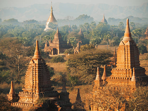 앤시언트 탑이 바간, 미얀마에 - vibrant color front view bagan myanmar 뉴스 사진 이미지