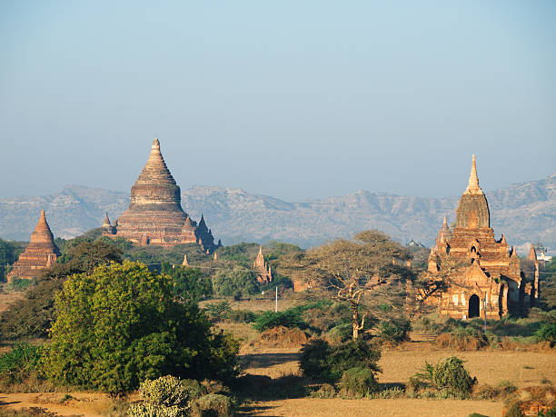 앤시언트 탑이 바간, 미얀마에 - vibrant color front view bagan myanmar 뉴스 사진 이미지