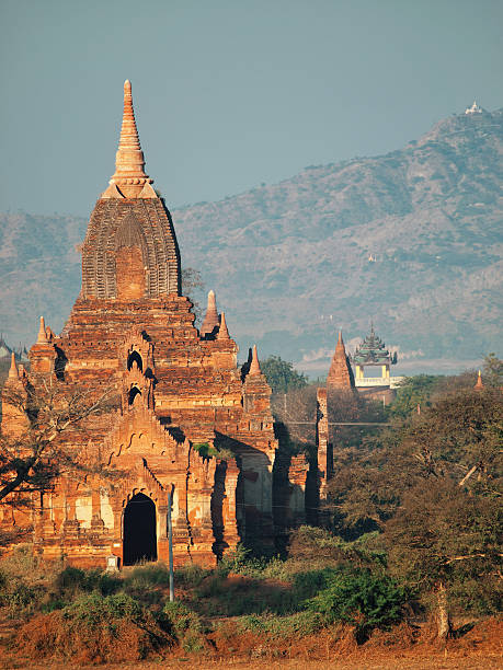 앤시언트 탑이 바간, 미얀마에 - vibrant color front view bagan myanmar 뉴스 사진 이미지