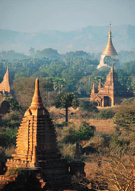 앤시언트 탑이 바간, 미얀마에 - vibrant color front view bagan myanmar 뉴스 사진 이미지