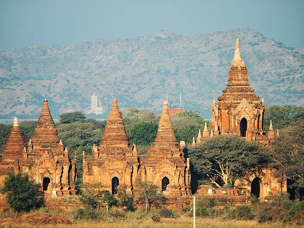 앤시언트 탑이 바간, 미얀마에 - vibrant color front view bagan myanmar 뉴스 사진 이미지