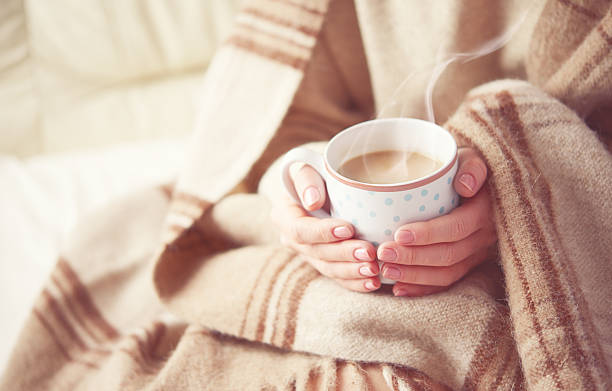 taza de café caliente de calentamiento en manos de niña - bebida caliente fotografías e imágenes de stock