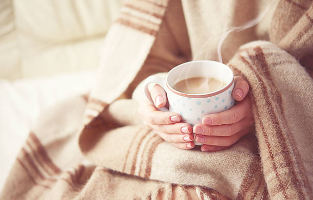 tasse de café chaud dans les mains de la jeune fille - plaid photos et images de collection