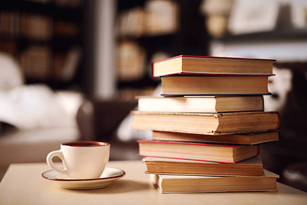 куча книг в интерьер дома - книга стоковые фото и изображения