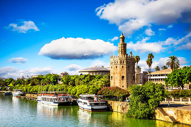 golden tower (torre del oro) en sevilla, españa. - sevilla fotografías e imágenes de stock