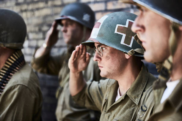 portrait de ww ll soldats. - portrait doctor paramedic professional occupation photos et images de collection