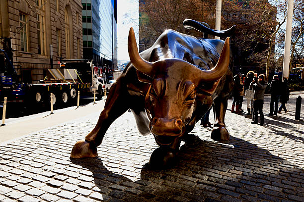 charging bull - borse von new york stock-fotos und bilder