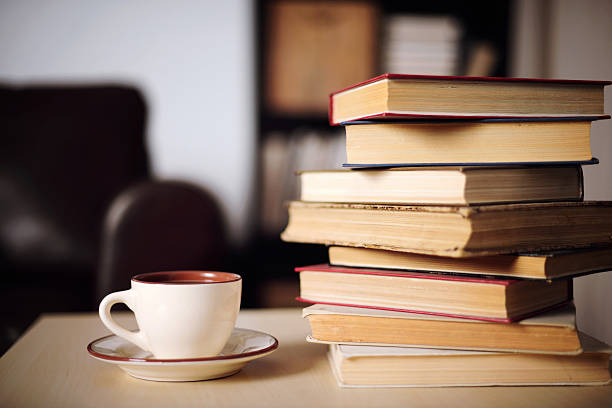 pilha de livros em casa interior - old fashioned horizontal black coffee cup imagens e fotografias de stock