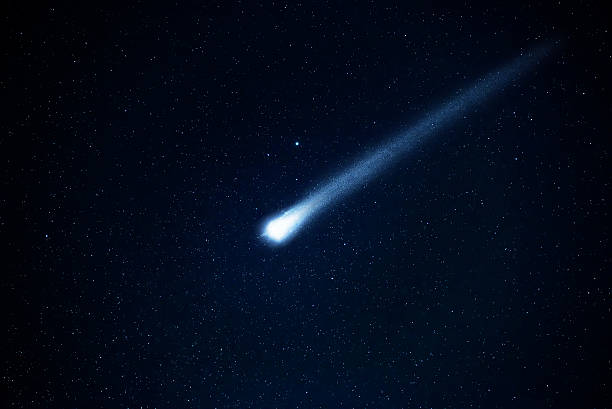 komet in den sternenklaren himmel. - meteor fireball asteroid comet stock-fotos und bilder