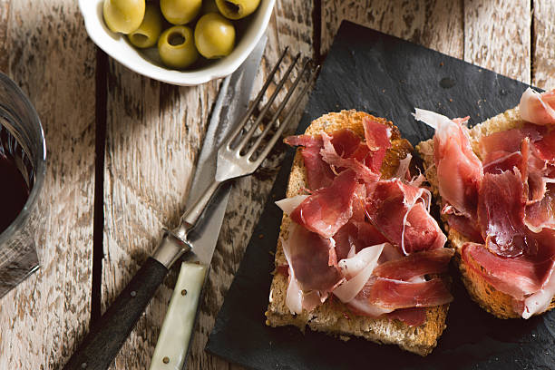 delicioso aperitivo de jamón y ensalada - flagged fotografías e imágenes de stock