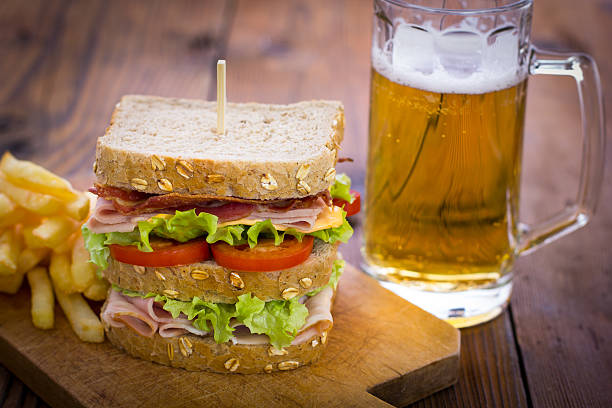 delizioso sandwich sul tavolo - club sandwich sandwich french fries turkey foto e immagini stock