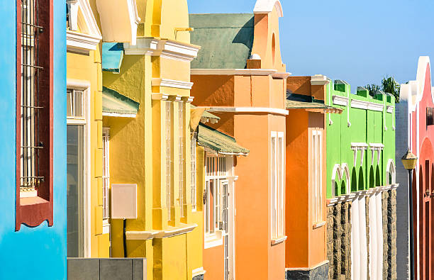 detalhe de casas coloridas em luderitz na namíbia - luderitz city - fotografias e filmes do acervo