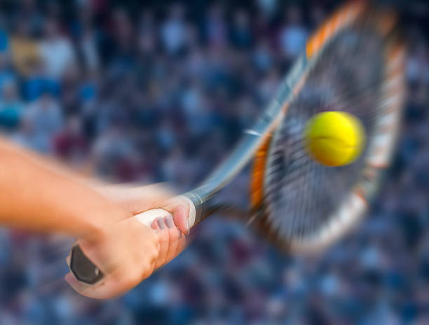 close-up di racchetta da tennis in rete - tennis court tennis racket forehand foto e immagini stock