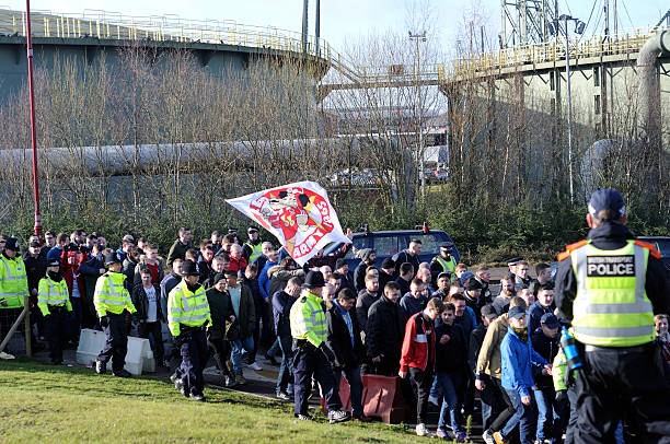 nottingham forest os fãs do futebol. - football police officer crowd - fotografias e filmes do acervo