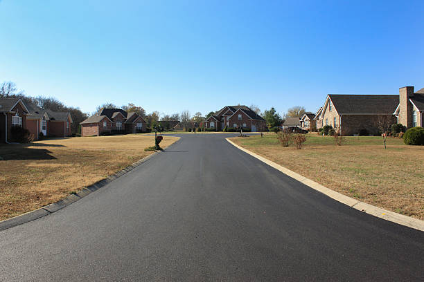 novo topcoat de asfalto no quail circle - driveway asphalt house residential structure - fotografias e filmes do acervo