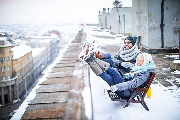 наслаждаясь в зимних день - people winter urban scene chair стоковые фото и изображения