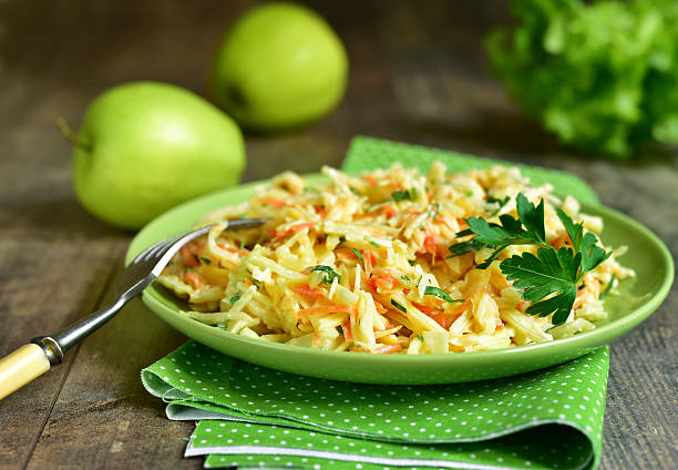 salada de repolho com maçã. - cole - fotografias e filmes do acervo