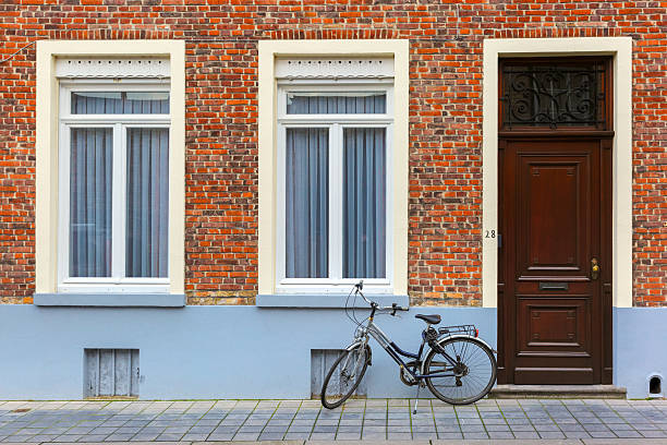vista cênica da cidade de bruges street com bicicleta - bruges belgium history scenics - fotografias e filmes do acervo