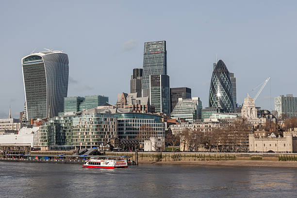 古代と現代のロンドン中心部の眺め - crane skyline uk tower of london ストックフォトと画像