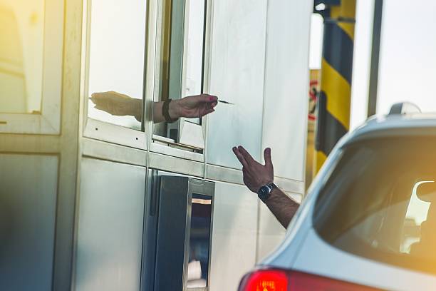 pagamento del pedaggio autostradale - toll booth foto e immagini stock