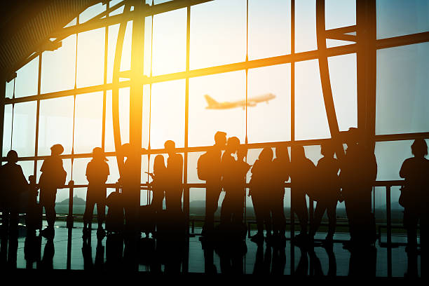 passagiere in einem flughafen - abflugbereich stock-fotos und bilder