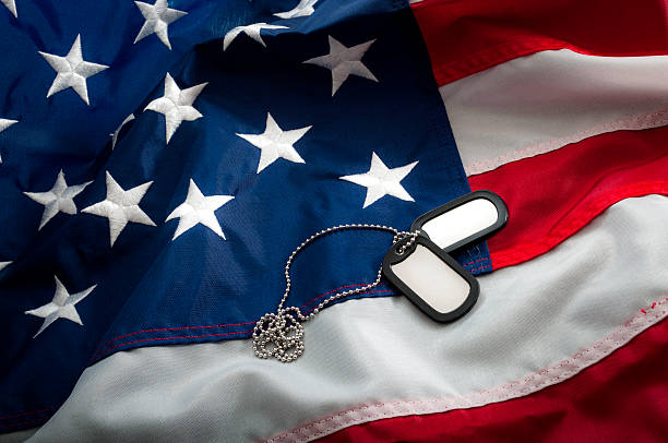 dog tags und die amerikanische flagge - patriotism usa flag jewelry stock-fotos und bilder