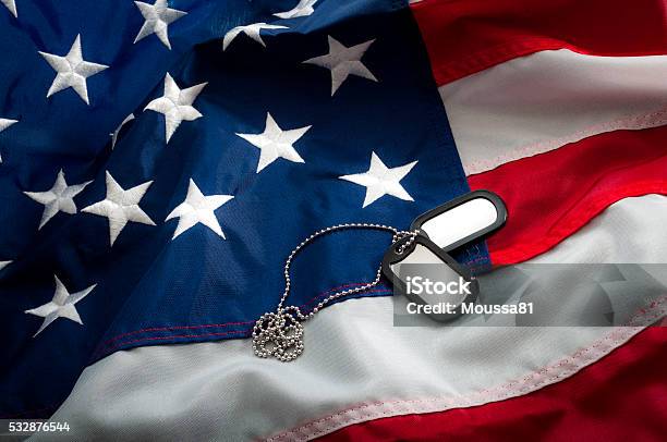 Dog Tags Und Die Amerikanische Flagge Stockfoto und mehr Bilder von Erkennungsmarke - Erkennungsmarke, Veteran, Flagge