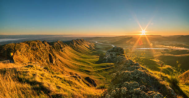 Sunrise at Te Mata Peak, Napier, Hawkes Bay The first colors of a day is more eventful when you are up at the mighty Peak to capture the beauty of sunrise hawkes bay region stock pictures, royalty-free photos & images