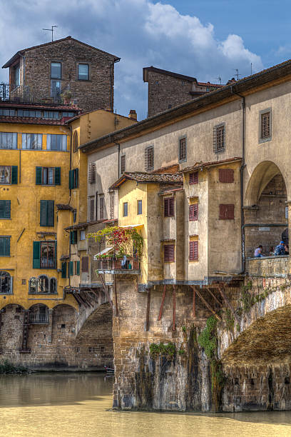 ponte vecchio und den fluss arno - europe arch bridge stone bridge covered bridge stock-fotos und bilder