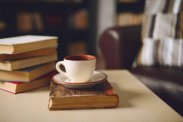 pilha de livros em casa interior - old fashioned horizontal black coffee cup imagens e fotografias de stock