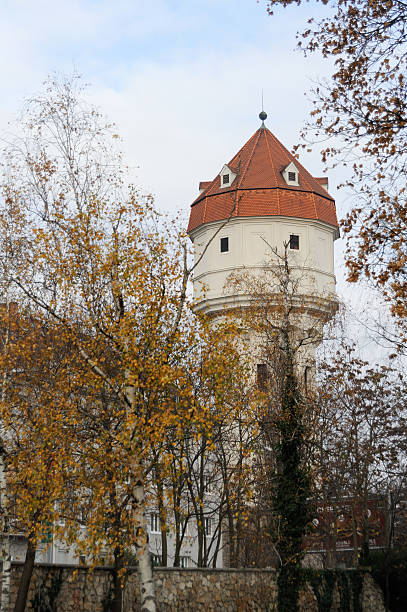torre de agua de almacén. neustadt en austria - wasserspeicher fotografías e imágenes de stock
