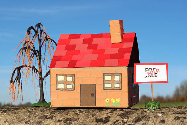 картон модель дома, для покупки/продажи недвижимости знак,, имущество-агент собственности, випинг-willow - forsale стоковые фото и изображения