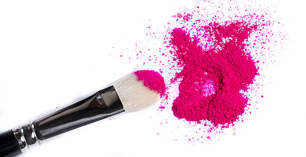 pincel de maquiagem com pó isolado no branco-rosa - face powder exploding make up dust imagens e fotografias de stock