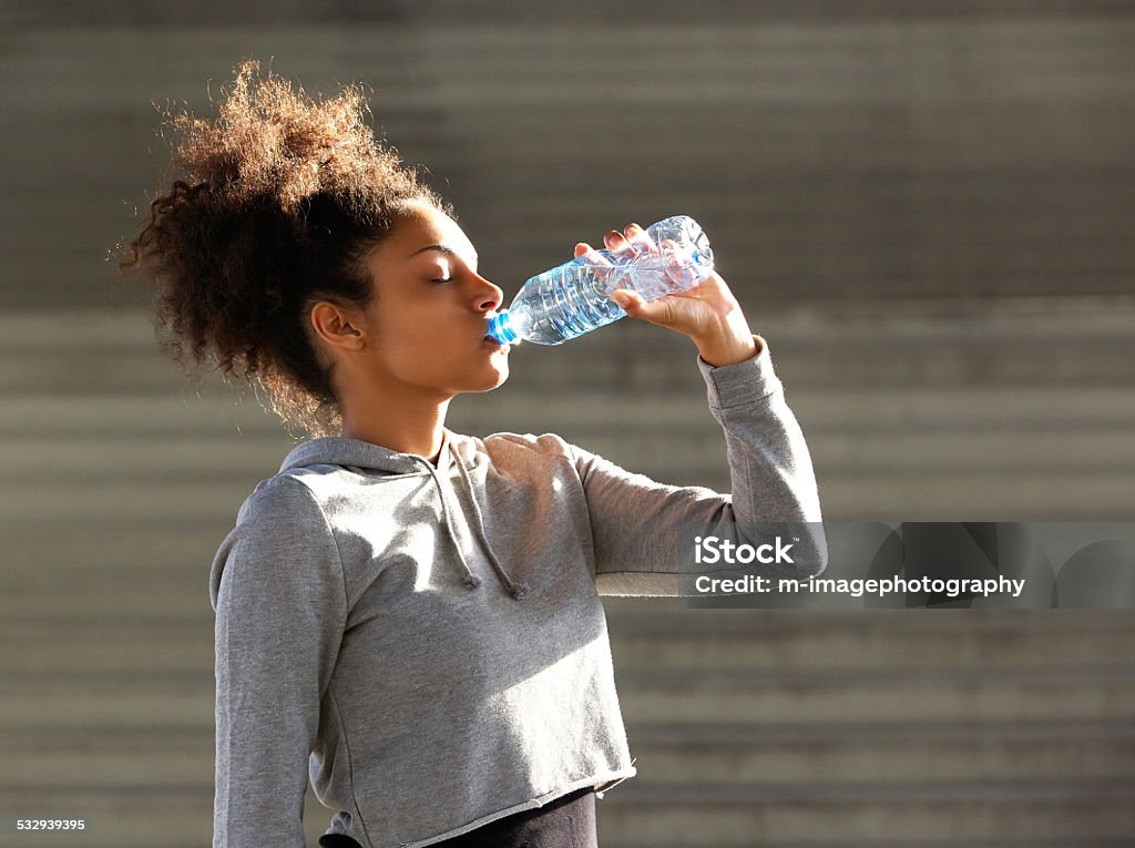 African american sports mulher beber da garrafa de água - Foto de stock de Beber royalty-free