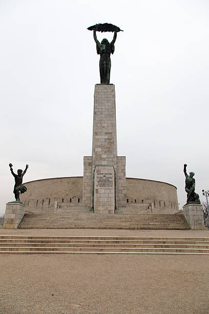 monumento alla liberazione - liberation monument budapest hungary monument foto e immagini stock
