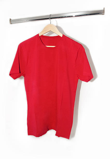 camiseta roja (haga clic para obtener más información) - soccer uniform hanger t shirt hanging fotografías e imágenes de stock