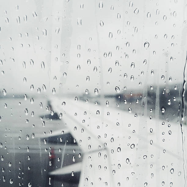 빗방울 on 창쪽 선으로나 비행기 - runway airport rain wet 뉴스 사진 이미지