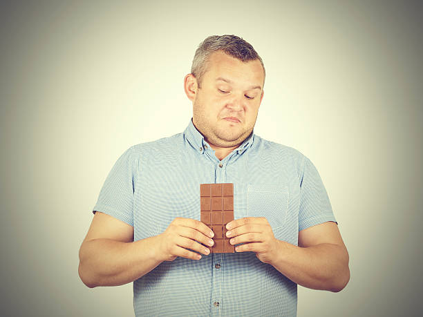 배부른 남자 거부하는 초콜릿. - eating disorder bulimia gag weight 뉴스 사진 이미지