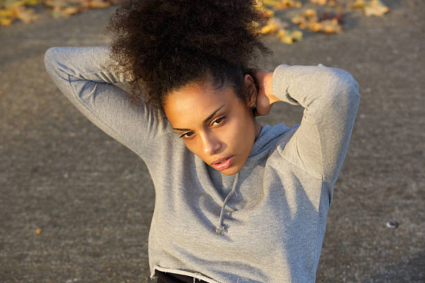 молодая черная женщина, физические упражнения, sit ups - sports training sit ups moving up sitting стоковые фото и изображения