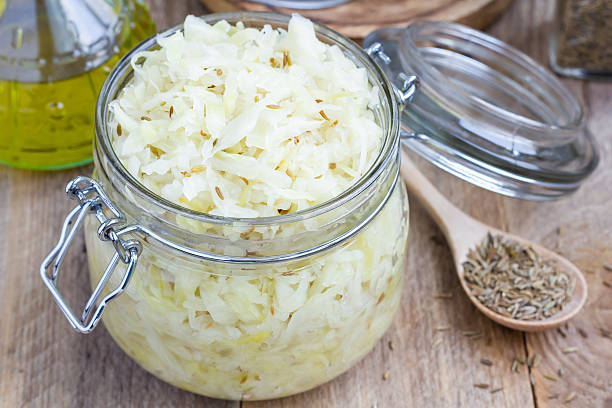 自家製ザウアークラウト、クミンコップの中の瓶入り - sauerkraut coleslaw cabbage plant ストックフォトと画像