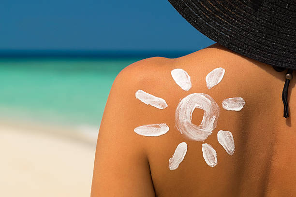 mulher com creme de sol em forma de sol - shoulder bone imagens e fotografias de stock