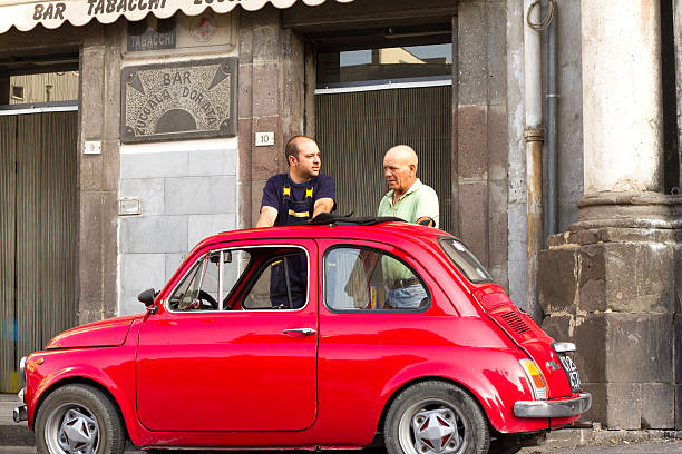 dos hombres vintage rojo y un fiat 500, sicilia - sicily fiat old car fotografías e imágenes de stock