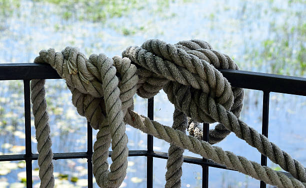 węzeł stary marynarz lin - moored nautical vessel tied knot sailboat zdjęcia i obrazy z banku zdjęć