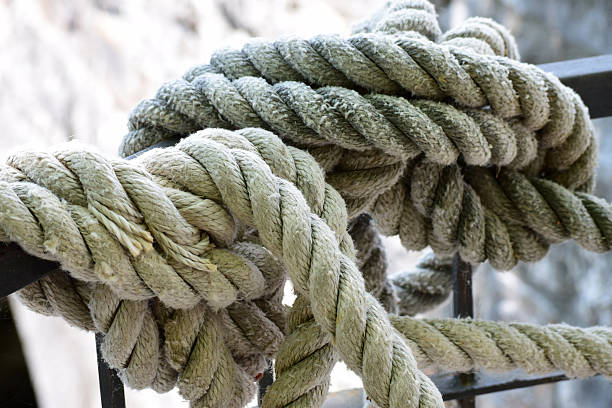 węzeł stary marynarz lin - moored nautical vessel tied knot sailboat zdjęcia i obrazy z banku zdjęć