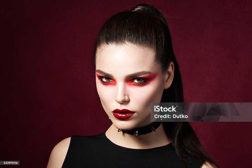 Junge wunderschöne Gotische Frau mit weißer Haut und rote Lippen - Lizenzfrei Make-Up Stock-Foto