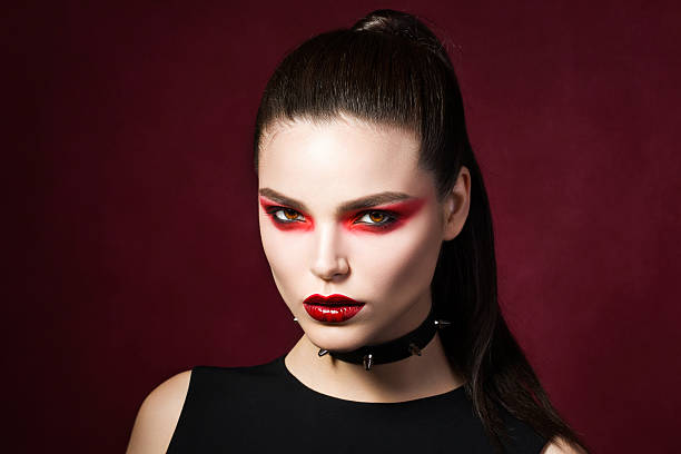 gotico giovane bella donna con labbra rosse e pelle bianca - women gothic style sensuality mystery foto e immagini stock