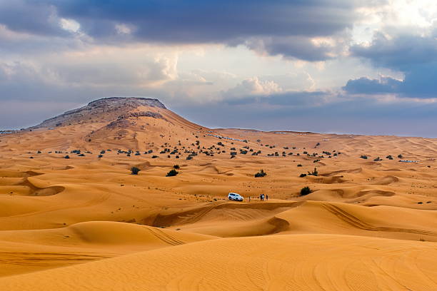 wüste in dubai, vereinigte arabische emirate - liwa desert stock-fotos und bilder