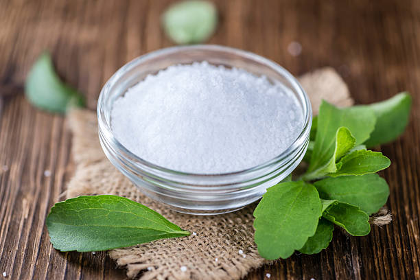 vecchio tavolo di legno con granelli stevia (messa a fuoco differenziale) - sweetleaf foto e immagini stock