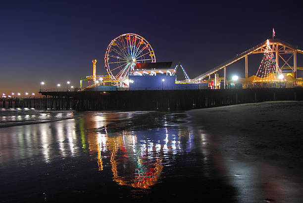 pier de santa mônica, à noite na praia - santa monica pier santa monica beach night amusement park imagens e fotografias de stock