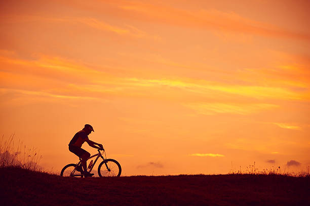 istock Man mountain bike sun 532985793